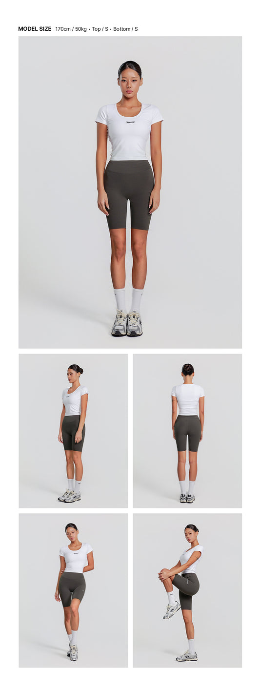 เสื้อครอปแขนสั้นคอกลม (U) โลโก้เล็ก สีขาว