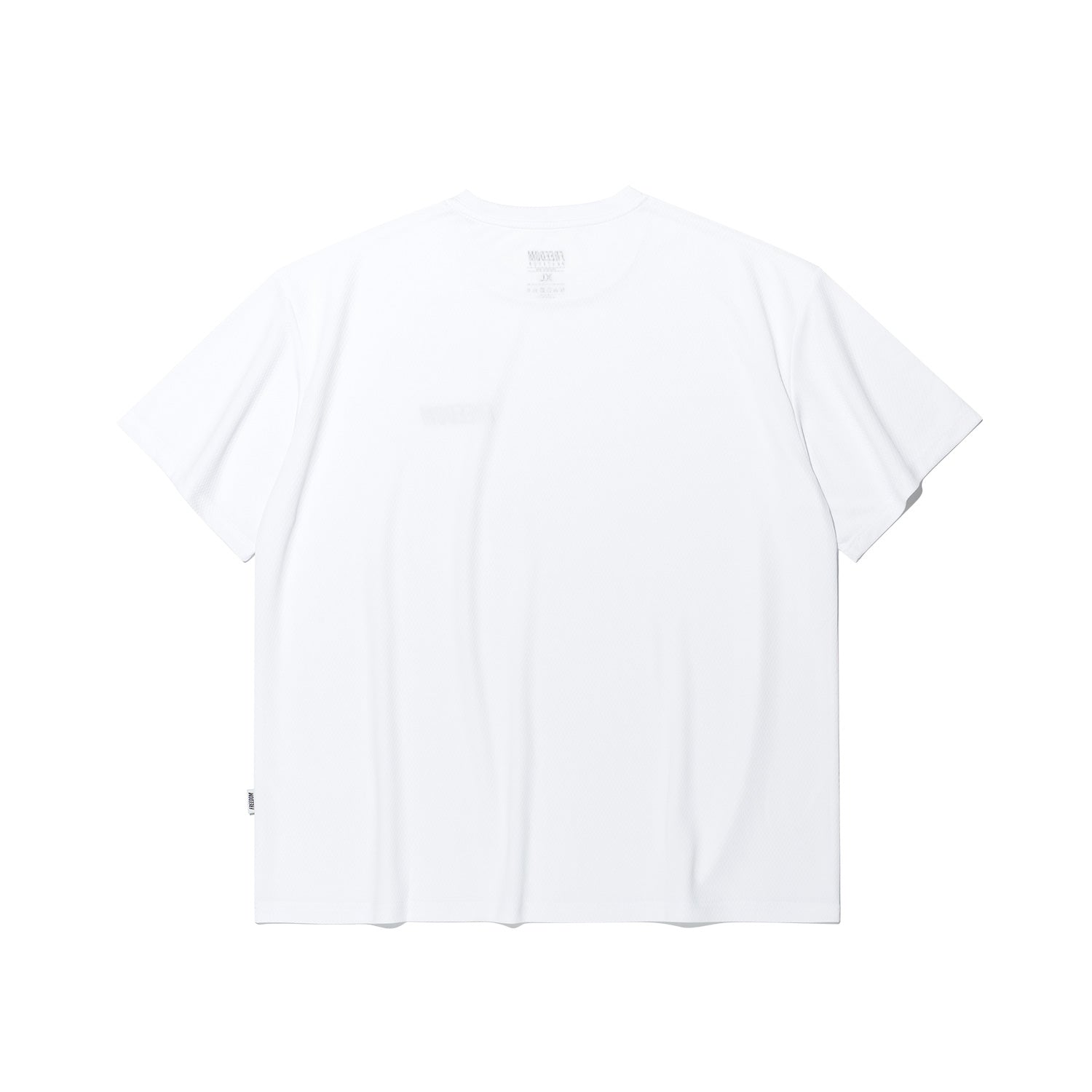 เสื้อยืดคอกลมผ้าตาข่ายระบายอากาศ ทรงกึ่งเข้ารูป (สีขาว)